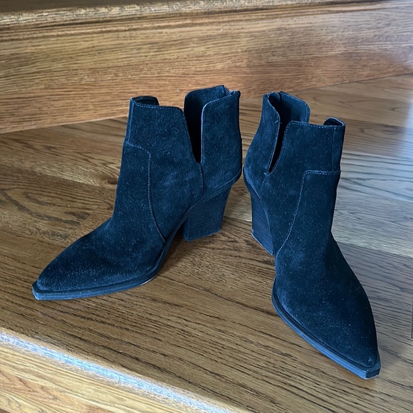 Vince Camuto Shoes - Suede black Vince Camuto booties